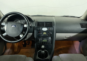 Подержанный автомобиль Ford Mondeo Sedan 2001 года (12 фото)