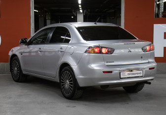 Подержанный автомобиль Mitsubishi Lancer Sedan 2011 года (7 фото)