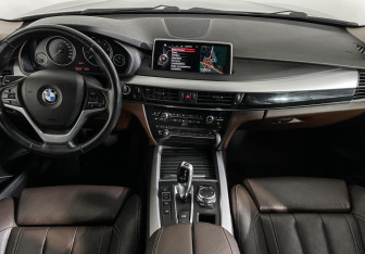 Подержанный автомобиль BMW X5 2016 года (11 фото)