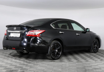 Подержанный автомобиль Nissan Teana 2015 года (3 фото)