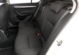 Подержанный автомобиль Skoda Octavia Liftback 2019 года (18 фото)