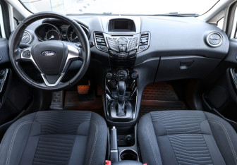 Подержанный автомобиль Ford Fiesta Hatchback 2015 года (14 фото)