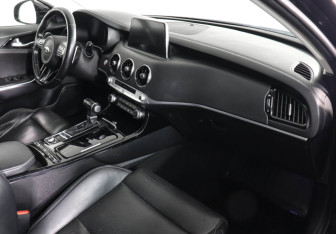 Подержанный автомобиль Kia Stinger 2019 года (10 фото)