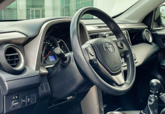 Подержанный автомобиль Toyota RAV4 2014 года (13 фото)