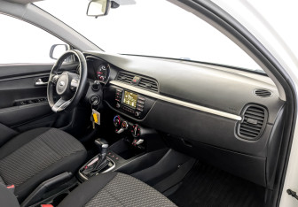 Подержанный автомобиль Kia Rio Sedan 2020 года (11 фото)