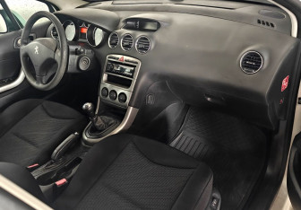 Подержанный автомобиль Peugeot 308 Hatchback 2011 года (10 фото)