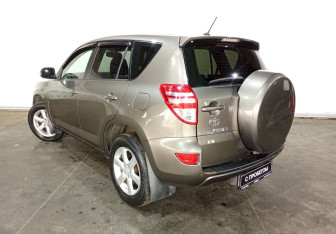 Подержанный автомобиль Toyota RAV4 2010 года (7 фото)