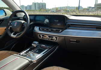 Подержанный автомобиль Hongqi HS5 2023 года (9 фото)