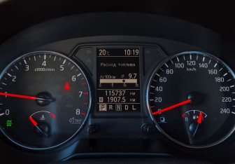 Подержанный автомобиль Nissan X-Trail 2011 года (17 фото)