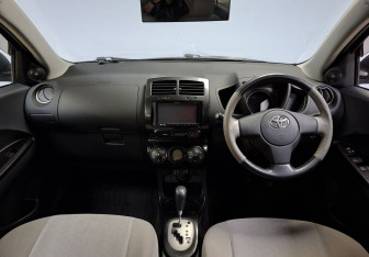 Подержанный автомобиль Toyota Ist 2007 года (17 фото)