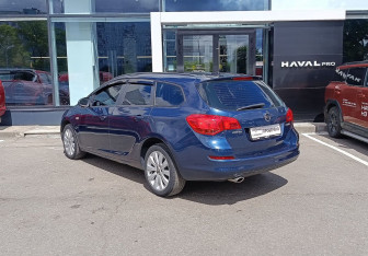 Подержанный автомобиль Opel Astra Wagon 2011 года (7 фото)