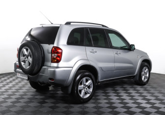 Подержанный автомобиль Toyota RAV4 2004 года (5 фото)