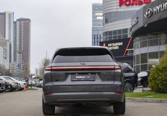 Подержанный автомобиль LiXiang L7 2024 года (6 фото)