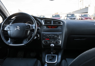 Подержанный автомобиль Citroen C4 Hatchback 2012 года (12 фото)