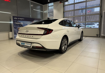 Подержанный автомобиль Hyundai Sonata 2020 года (4 фото)