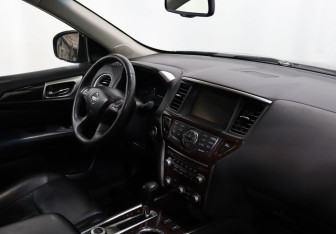 Подержанный автомобиль Nissan Pathfinder 2014 года (10 фото)