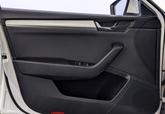 Подержанный автомобиль Skoda Superb Liftback 2016 года (19 фото)