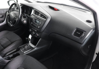 Подержанный автомобиль Kia Ceed Wagon 2018 года (10 фото)