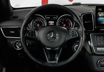 Подержанный автомобиль Mercedes-Benz GLE 2016 года (11 фото)