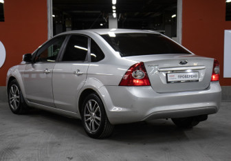 Подержанный автомобиль Ford Focus Sedan 2010 года (7 фото)
