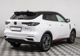 Подержанный автомобиль Changan UNI-S 2024 года (5 фото)