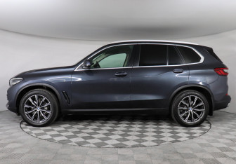 Подержанный автомобиль BMW X5 2019 года (5 фото)