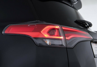 Подержанный автомобиль Toyota RAV4 2017 года (8 фото)