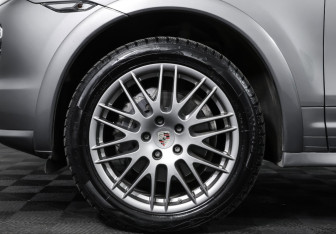 Подержанный автомобиль Porsche Cayenne 2012 года (29 фото)