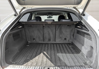 Подержанный автомобиль Audi Q8 2019 года (10 фото)