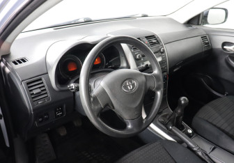 Подержанный автомобиль Toyota Corolla Sedan 2008 года (5 фото)