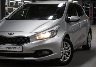 Подержанный автомобиль Kia Ceed Hatchback 2013 года (18 фото)