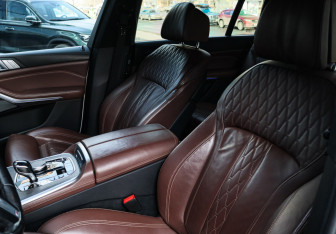 Подержанный автомобиль BMW X7 2021 года (25 фото)