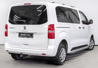 Подержанный автомобиль Peugeot Traveller 2021 года (5 фото)