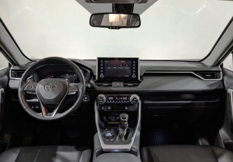 Подержанный автомобиль Toyota RAV4 2021 года (14 фото)