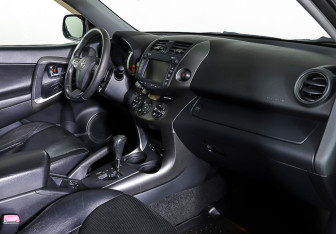 Подержанный автомобиль Toyota RAV4 2011 года (11 фото)