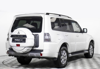 Подержанный автомобиль Mitsubishi Pajero 2011 года (5 фото)
