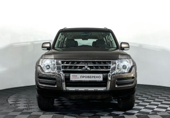 Подержанный автомобиль Mitsubishi Pajero 2015 года (2 фото)