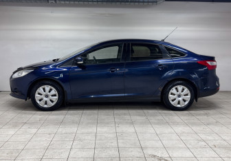 Подержанный автомобиль Ford Focus Sedan 2011 года (8 фото)