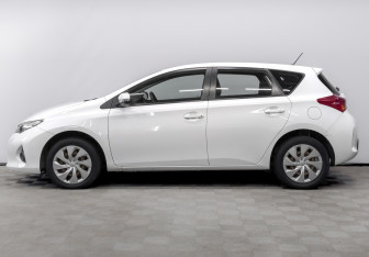Подержанный автомобиль Toyota Auris Hatchback 2013 года (8 фото)