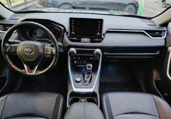 Подержанный автомобиль Toyota RAV4 2021 года (9 фото)