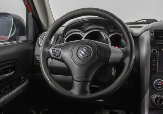Подержанный автомобиль Suzuki Grand Vitara 2011 года (15 фото)