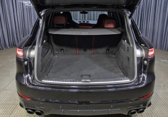 Подержанный автомобиль Porsche Cayenne 2018 года (10 фото)