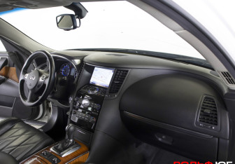 Подержанный автомобиль Infiniti QX70 2016 года (9 фото)