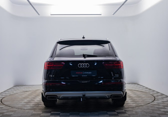 Подержанный автомобиль Audi Q7 2015 года (5 фото)