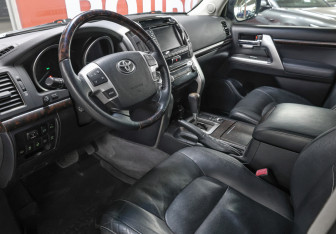 Подержанный автомобиль Toyota Land Cruiser Suv 2012 года (13 фото)