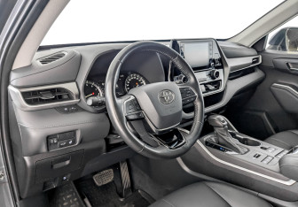 Подержанный автомобиль Toyota Highlander 2021 года (16 фото)
