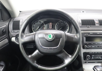 Подержанный автомобиль Skoda Octavia Liftback 2008 года (14 фото)