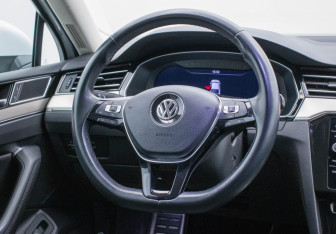 Подержанный автомобиль Volkswagen Passat Sedan 2019 года (15 фото)