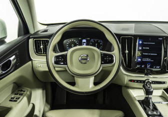 Подержанный автомобиль Volvo XC60 2019 года (11 фото)
