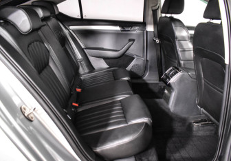 Подержанный автомобиль Skoda Superb Liftback 2016 года (14 фото)